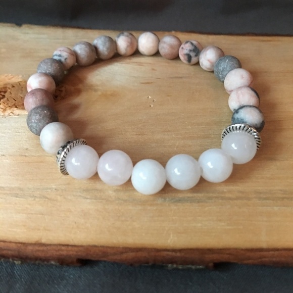 Matte pink zebra and quartz beaded bracelet - Picture 3 of 7